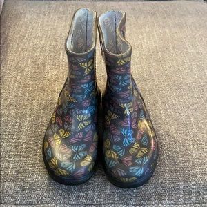 Girls’ UGG rain boots